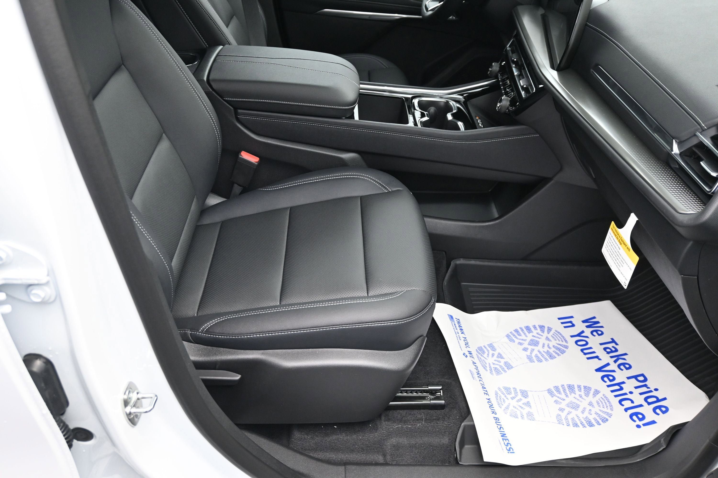New 2026 Chevrolet Traverse LT w/ Sun and Wheel Package FWD image 29