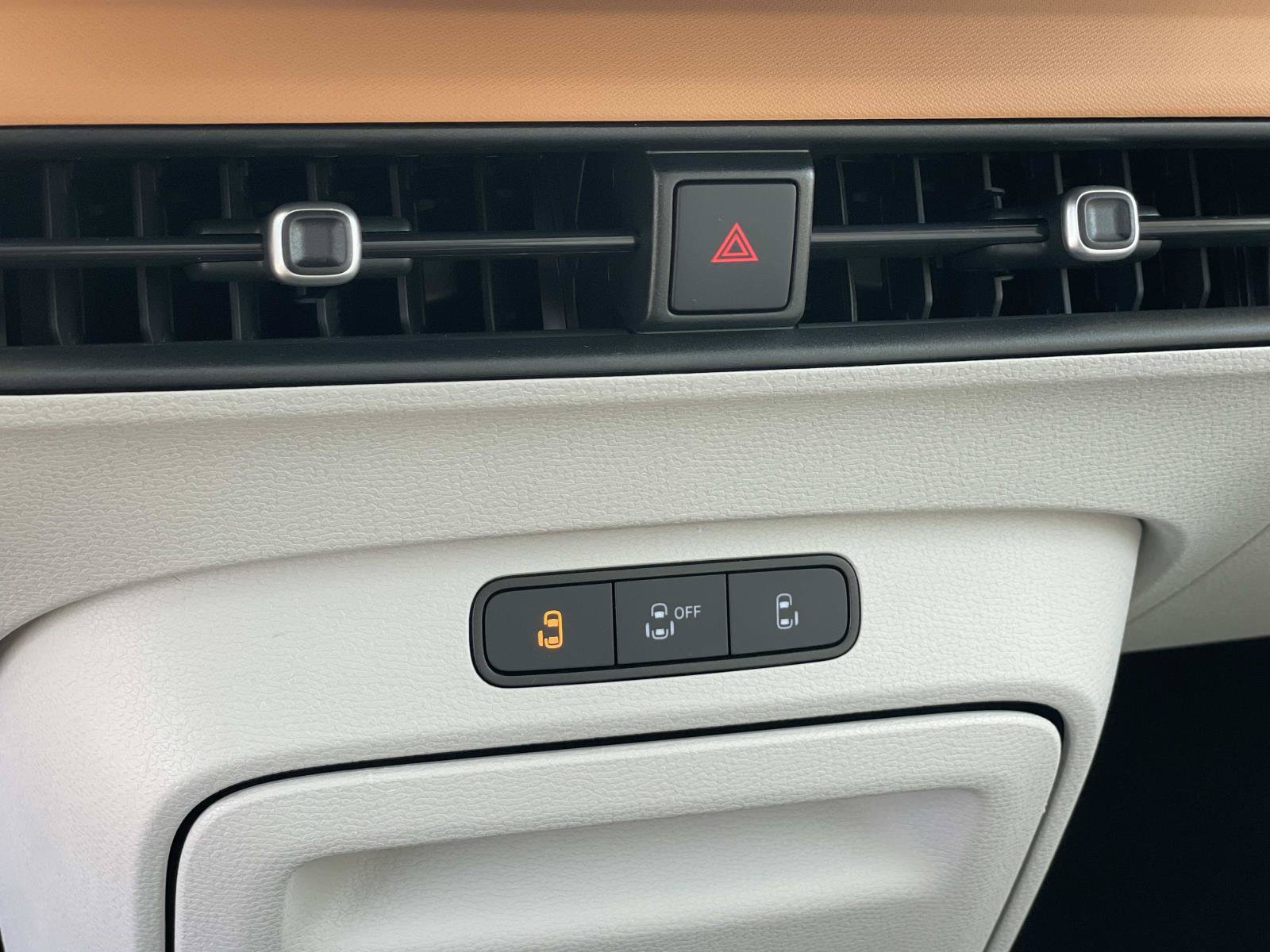 Certified 2025 Volkswagen ID. Buzz 1st Edition RWD image 18