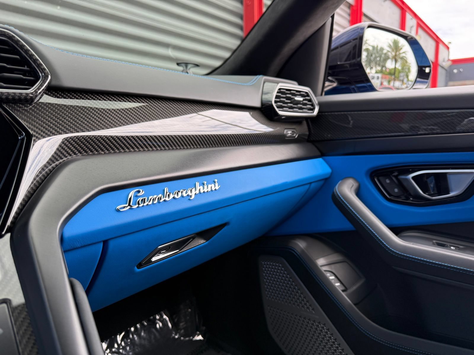Used 2022 Lamborghini Urus AWD/4WD image 32