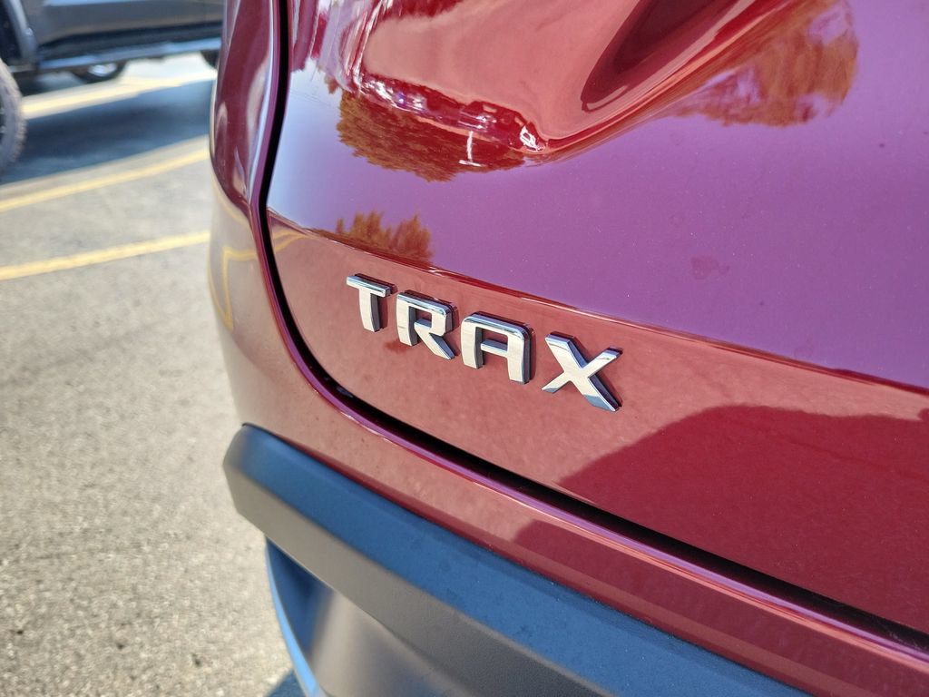 Used 2025 Chevrolet Trax LT FWD image 8