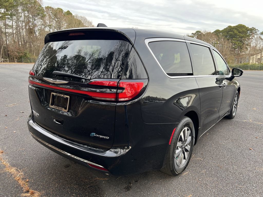 Used 2022 Chrysler Pacifica Touring-L image 3
