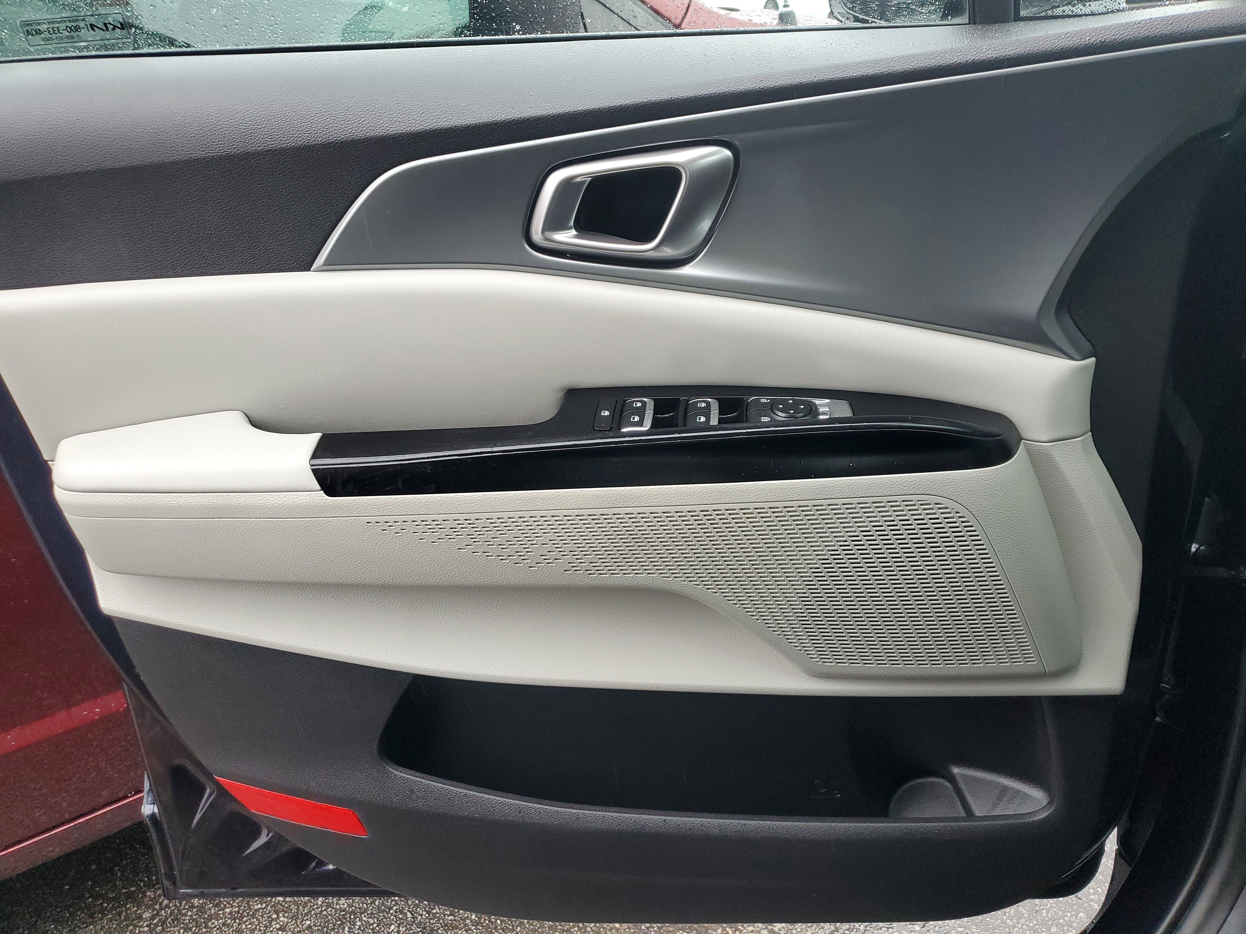 Used 2022 Kia Carnival LX image 29