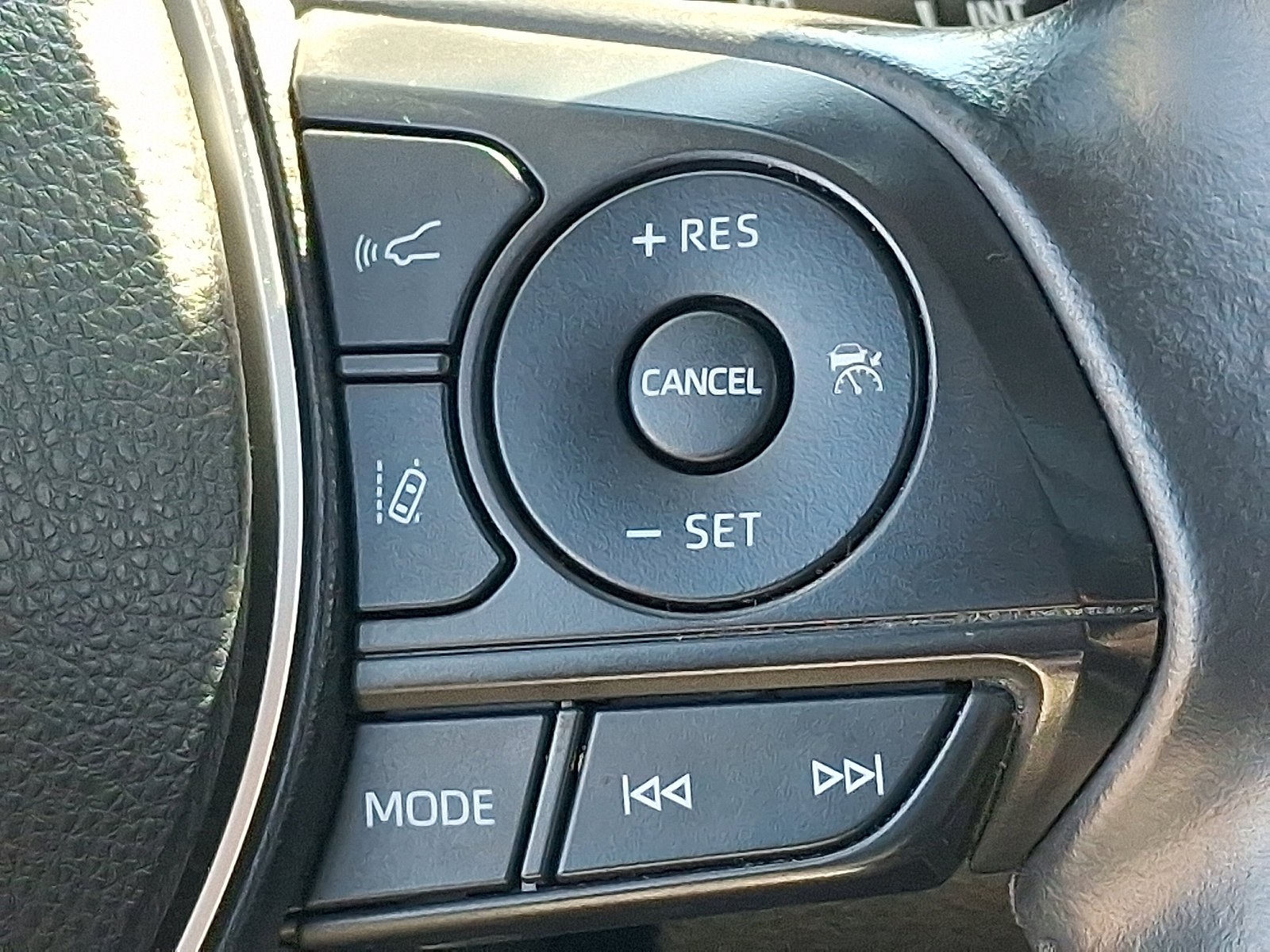 Certified 2022 Toyota Corolla Cross XLE image 23