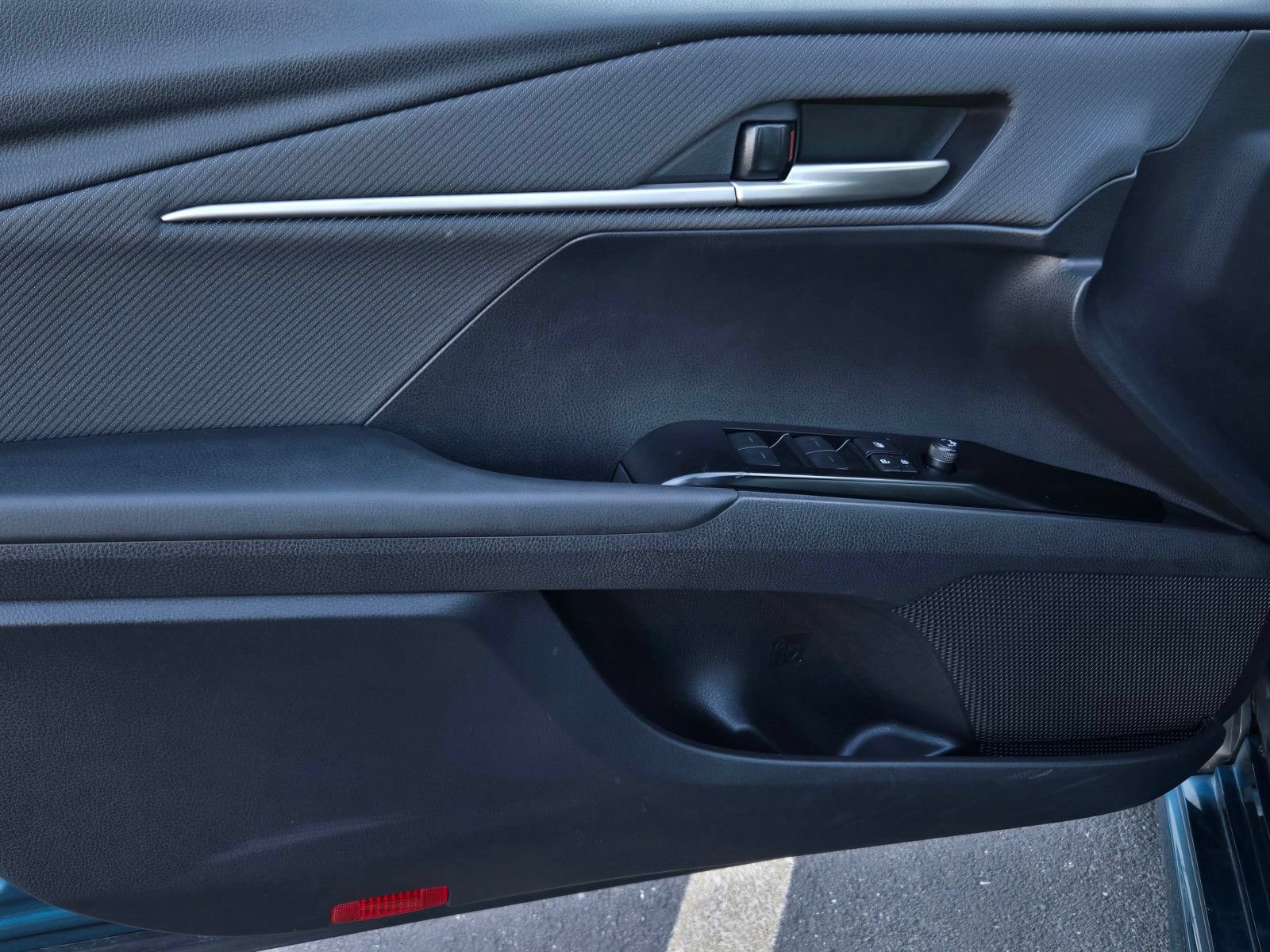 Used 2025 Toyota Camry SE FWD image 8