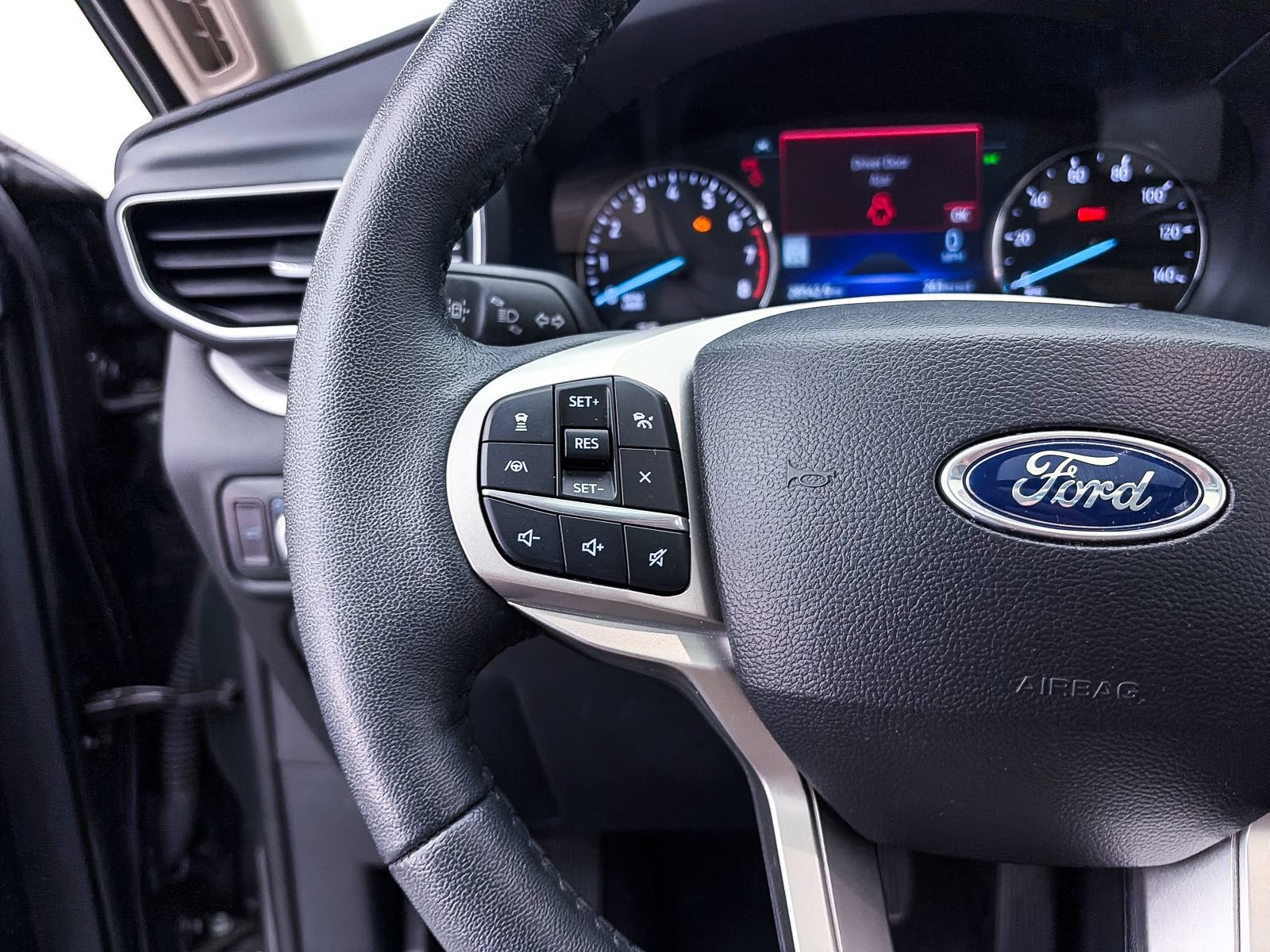 Used 2023 Ford Explorer XLT w/ Equipment Group 202A AWD/4WD image 33