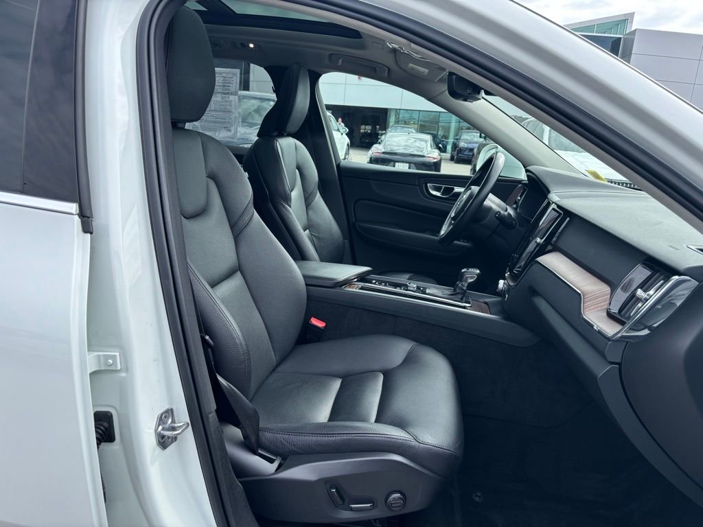 Used 2021 Volvo XC60 T5 Momentum w/ Premium Package image 19