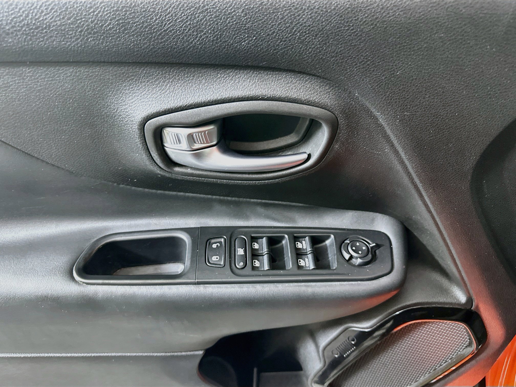 Used 2017 Jeep Renegade Altitude FWD image 15