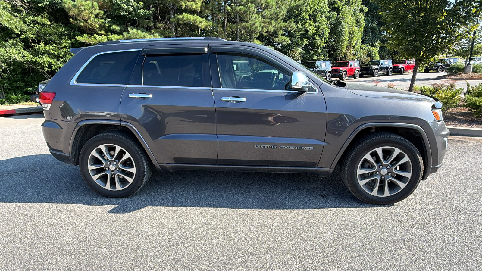 Used 2017 Jeep Grand Cherokee Overland w/ Jeep Active Safety Group AWD/4WD image 7
