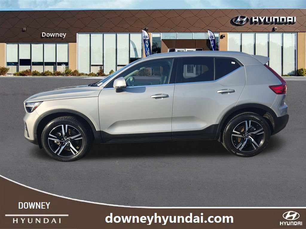 Used 2024 Volvo XC40 B5 Core AWD/4WD image 2