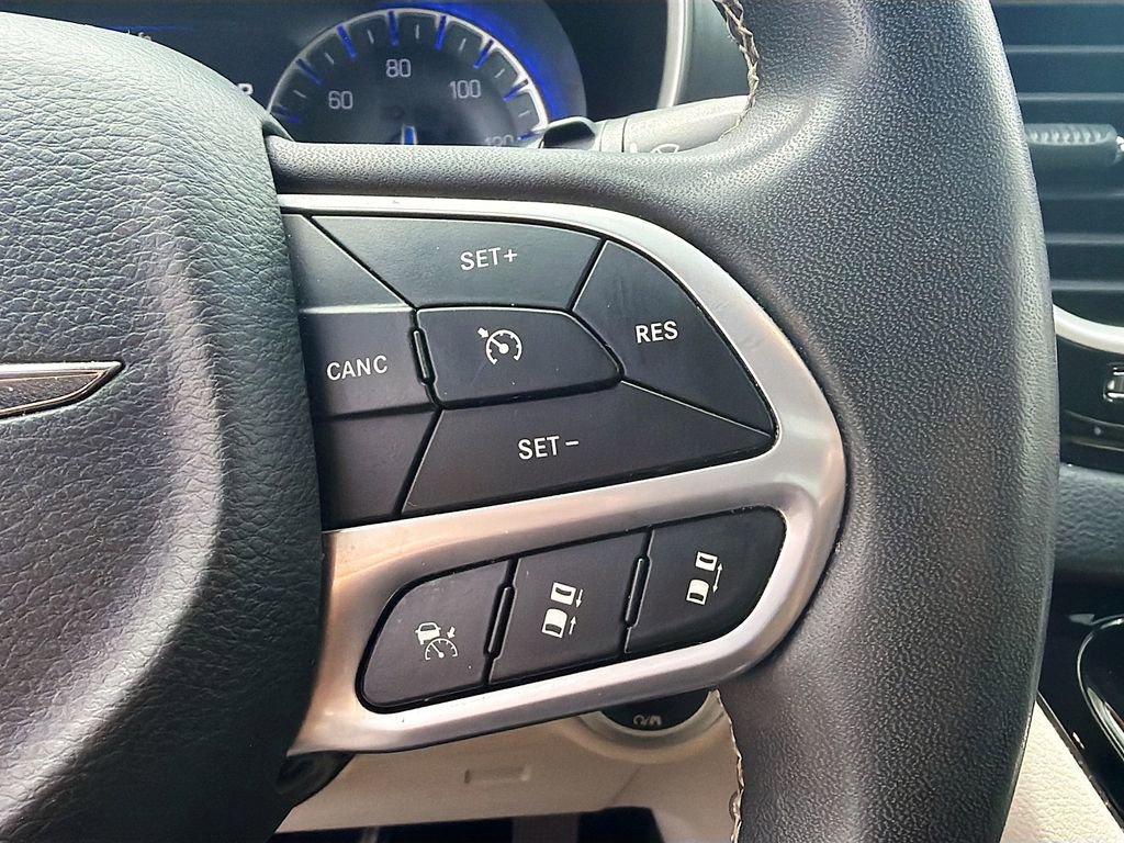 Used 2022 Chrysler Pacifica Touring-L image 35