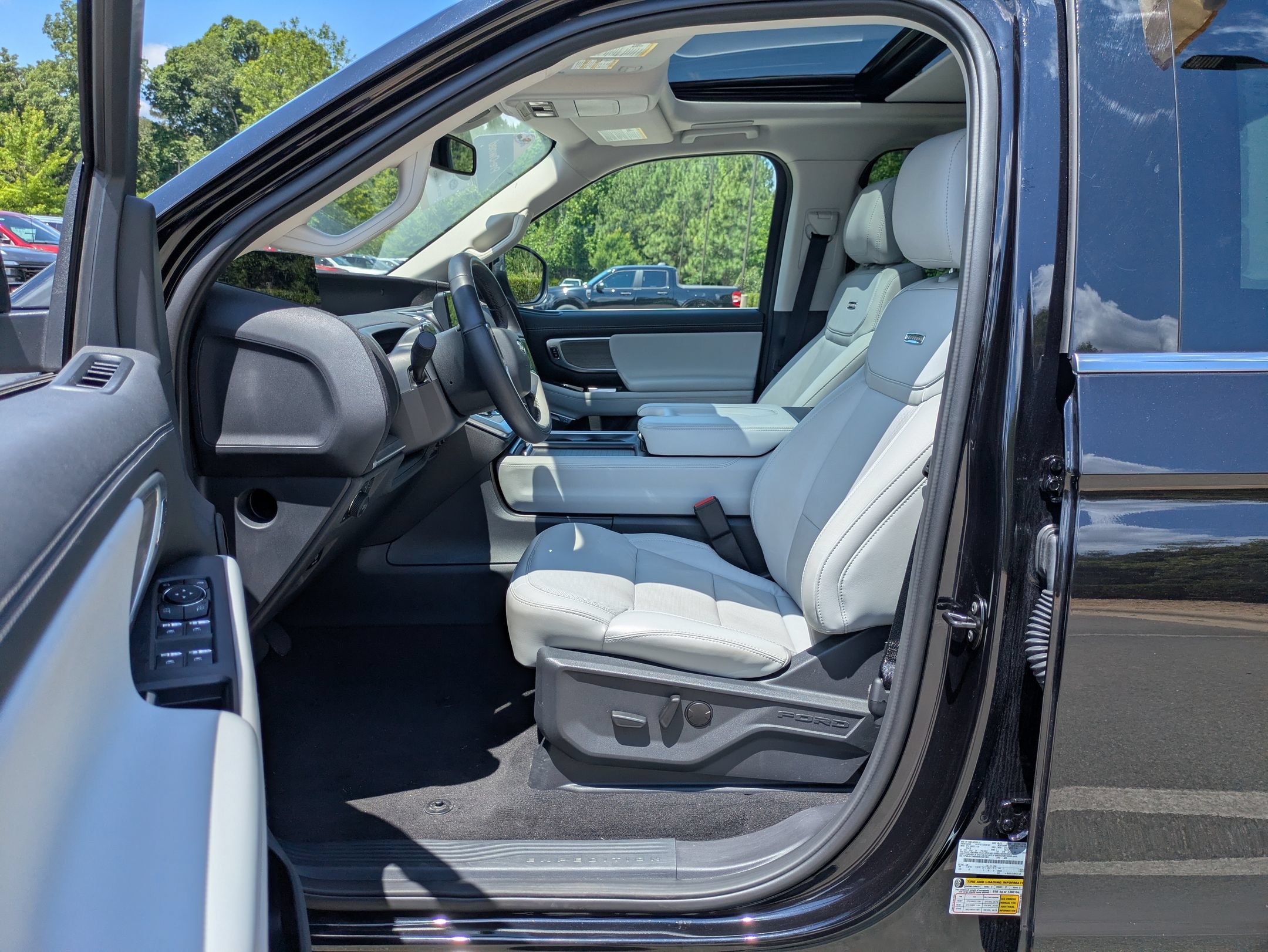 Certified 2025 Ford Expedition Max Platinum w/ Driver's Package AWD/4WD image 12
