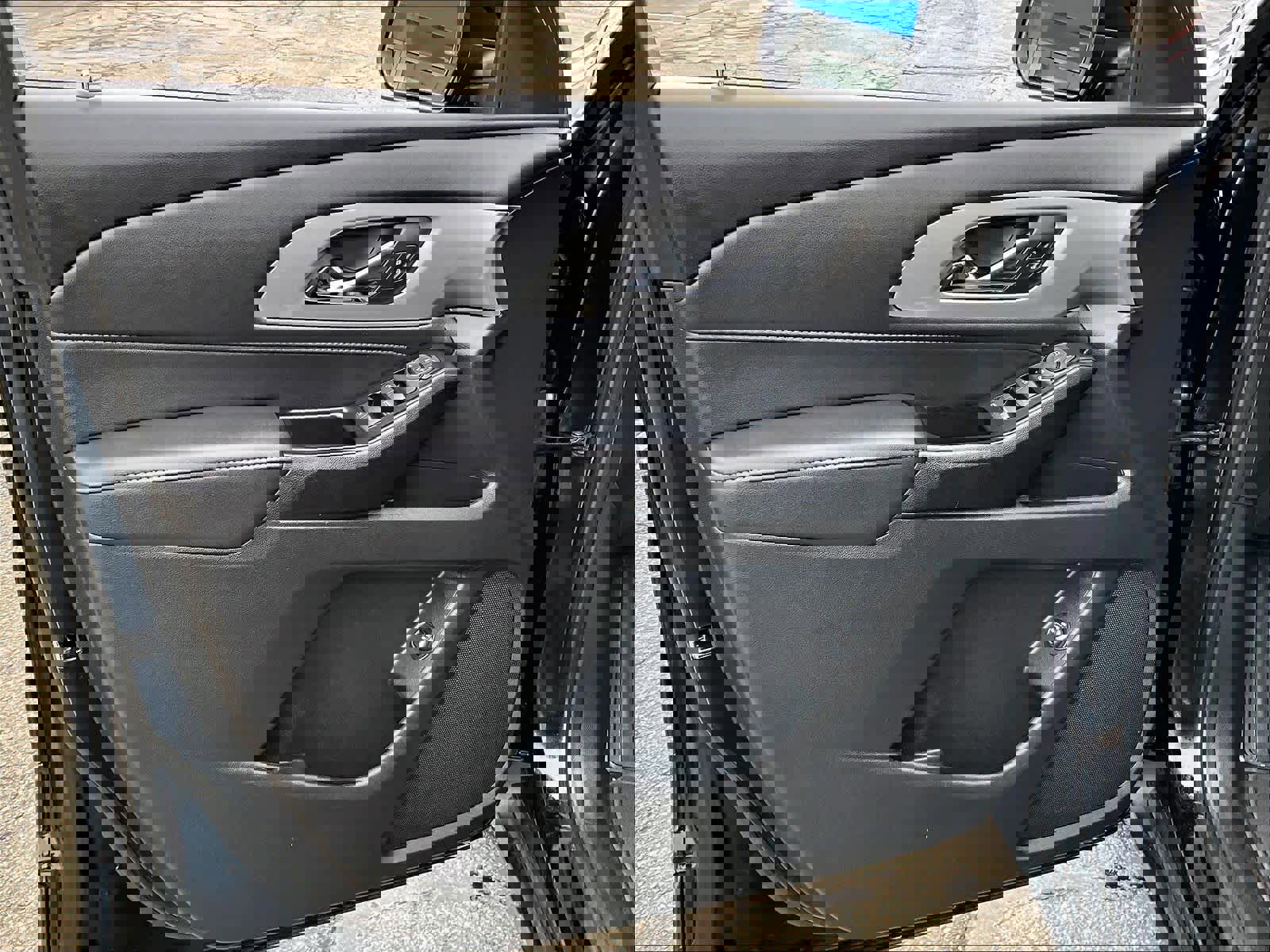 Used 2023 Chevrolet Traverse LT w/ Midnight/Sport Edition image 9