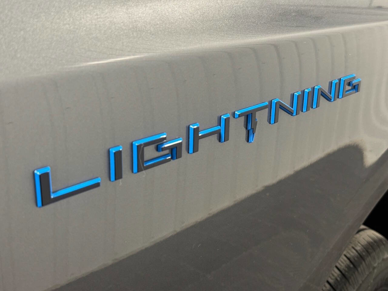 Used 2022 Ford F150 Lightning Lariat image 4