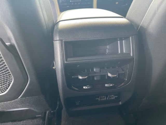 Used 2025 Jeep Grand Cherokee Altitude AWD/4WD image 18