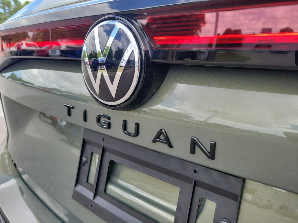 New 2026 Volkswagen Tiguan SE R-Line FWD image 14