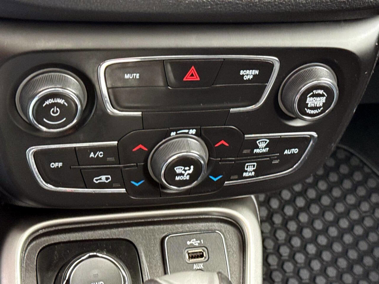 Used 2019 Jeep Compass Latitude w/ Cold Weather Group image 16