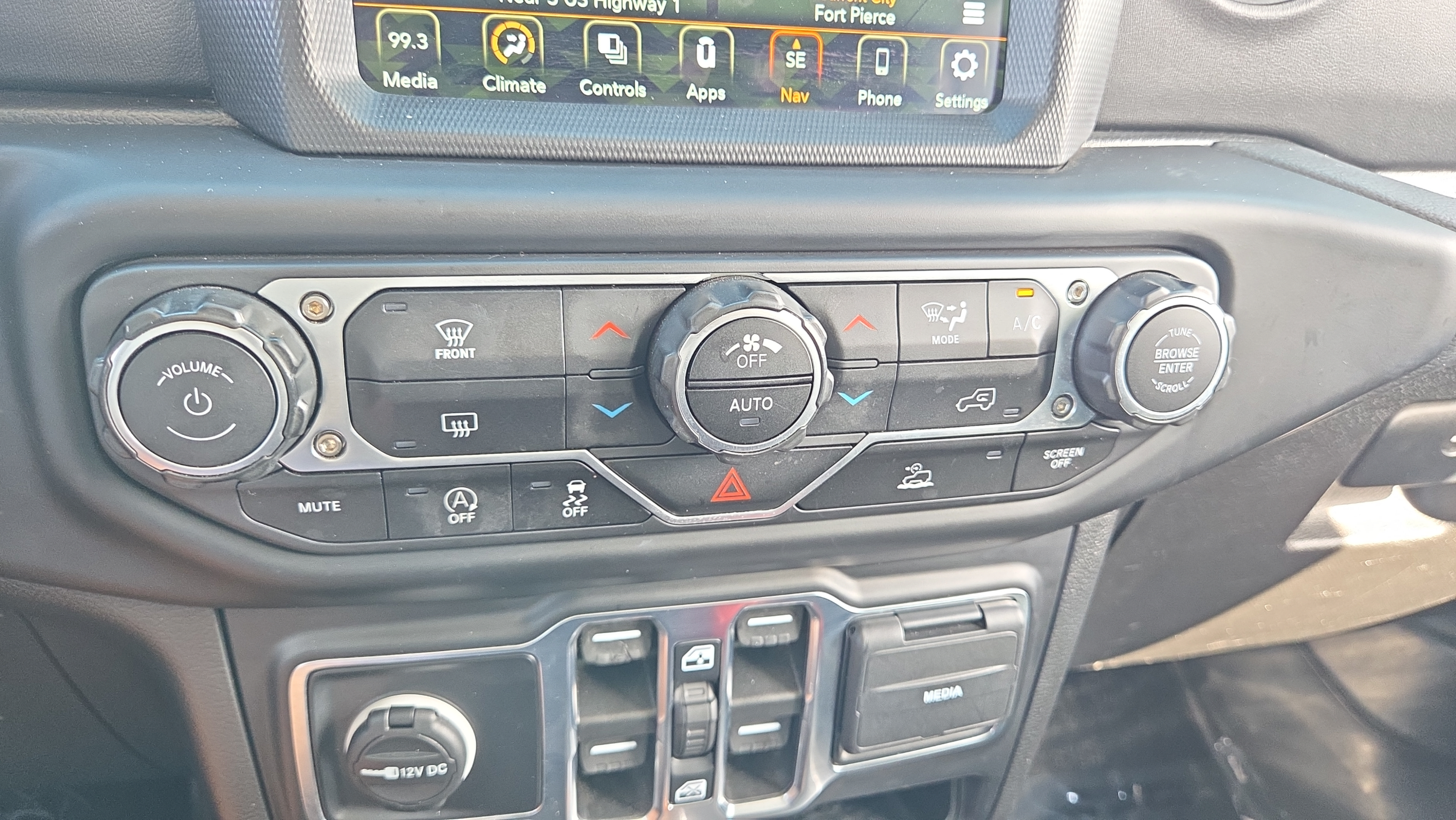 Used 2022 Jeep Wrangler Unlimited Sahara w/ LED Lighting Group AWD/4WD image 28