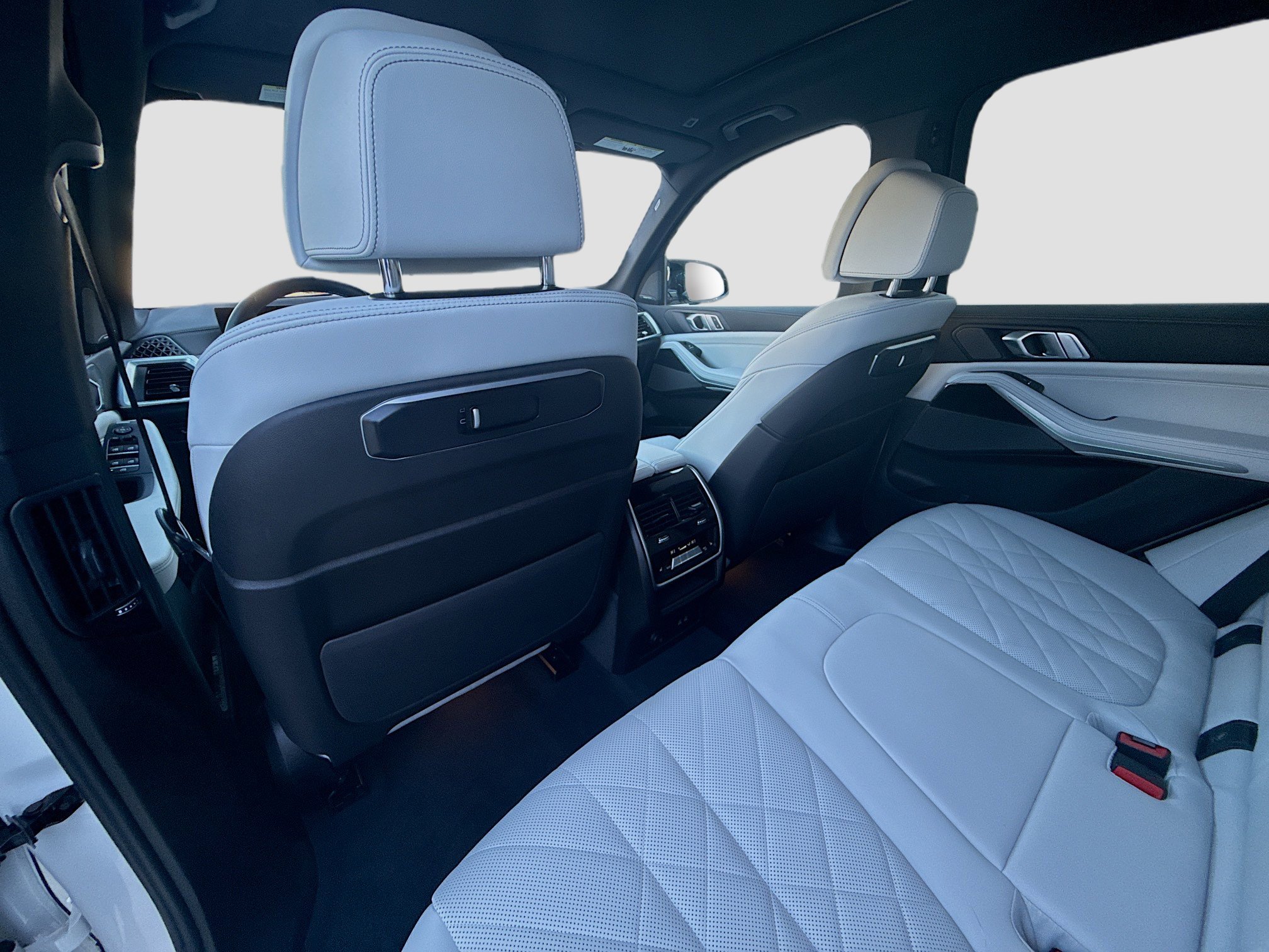 Used 2025 BMW X5 M60i w/ Climate Comfort Package image 26