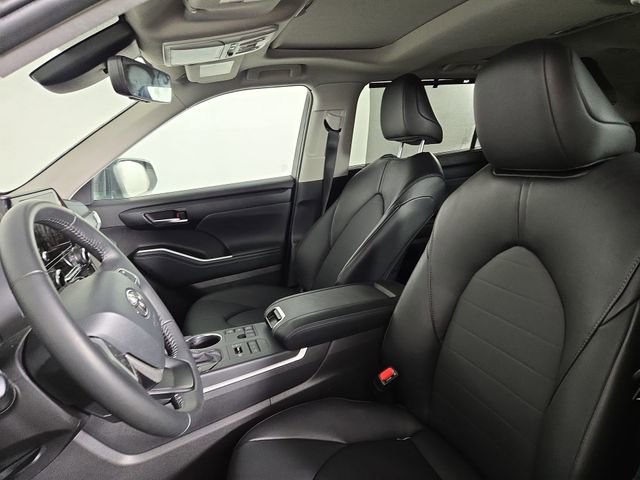 Used 2025 Toyota Highlander XLE image 14