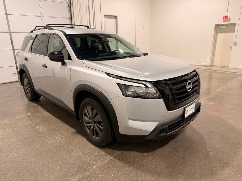 Used 2023 Nissan Pathfinder SV image 3
