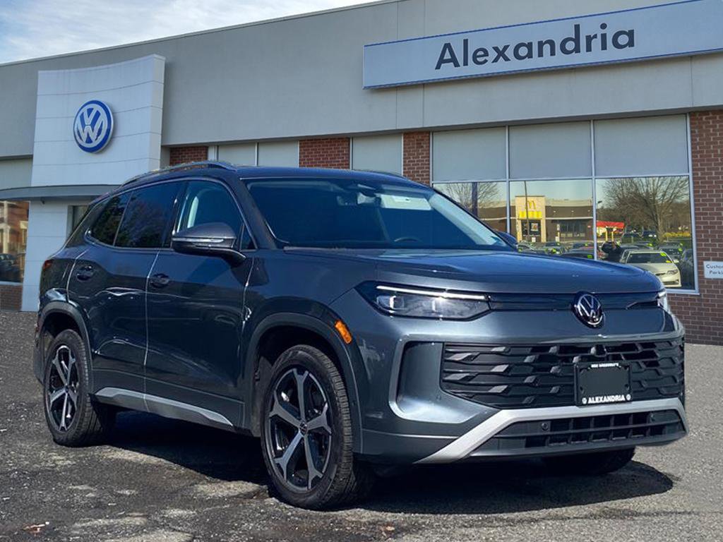 Used 2025 Volkswagen Tiguan SE image 1