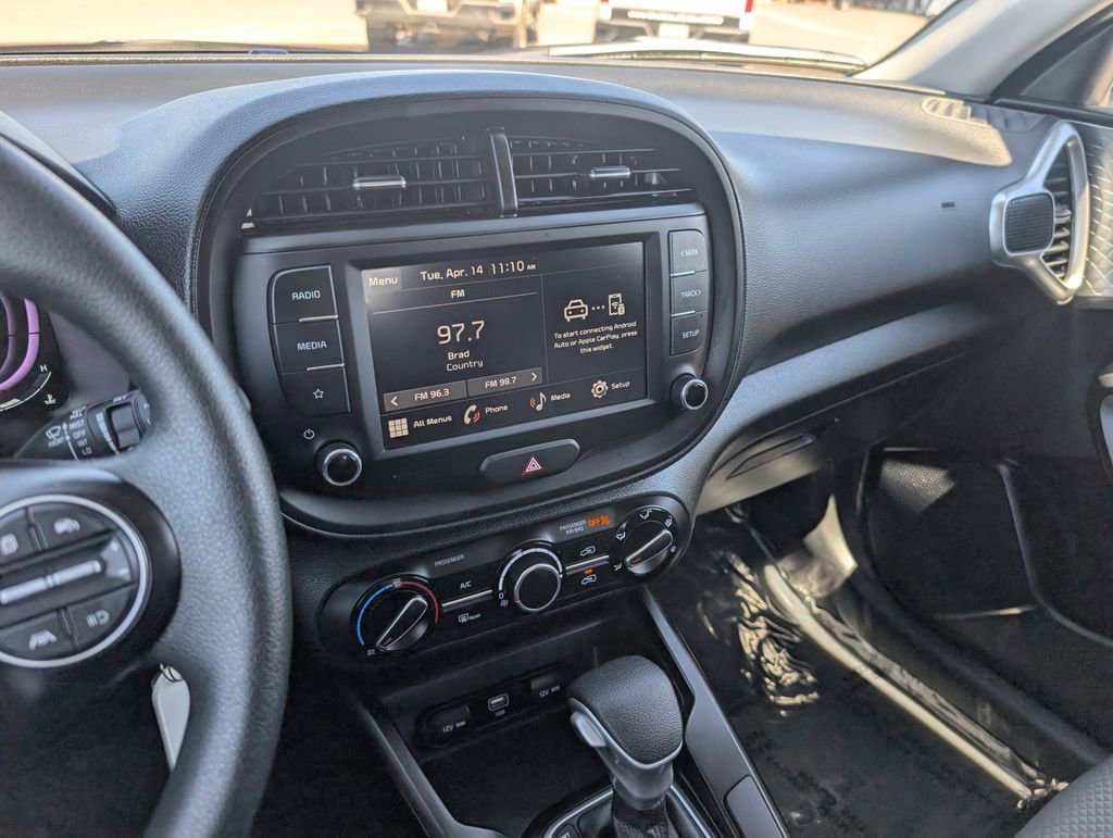 Used 2025 Kia Soul LX w/ LX Technology Package FWD image 17