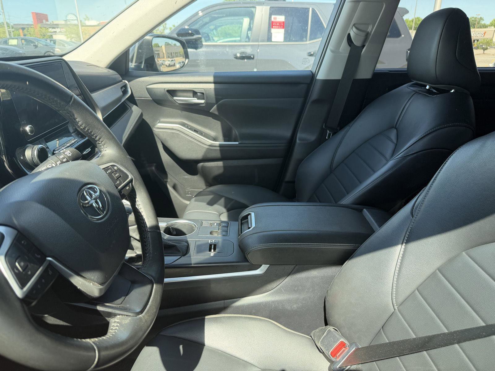 Used 2023 Toyota Highlander XLE FWD image 8