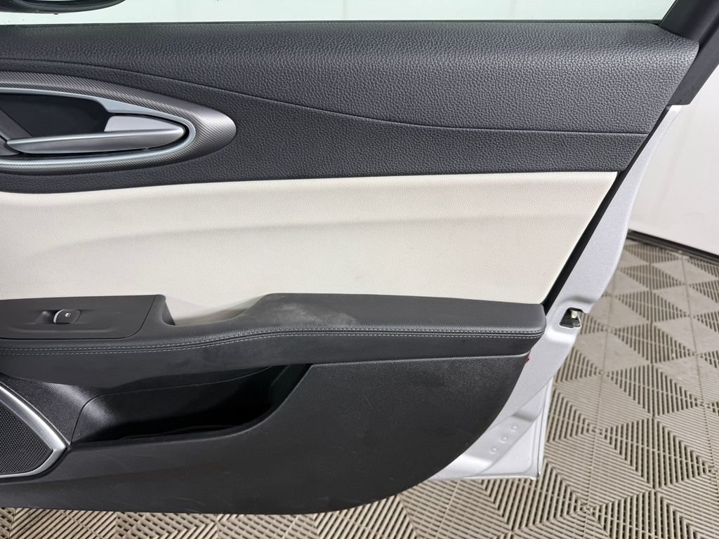 Used 2018 Alfa Romeo Giulia AWD image 21