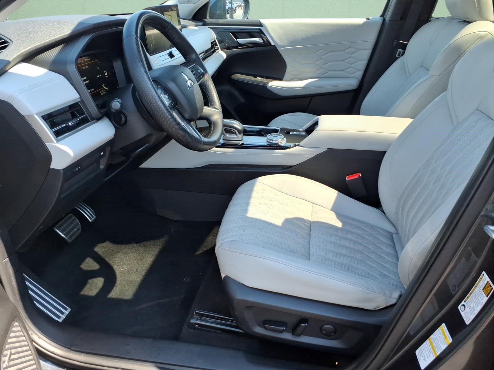 Used 2025 Mitsubishi Outlander SEL image 15