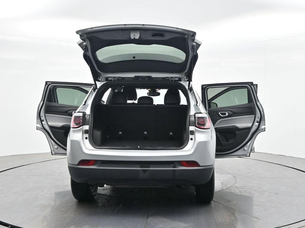 Used 2025 Jeep Compass Latitude image 40