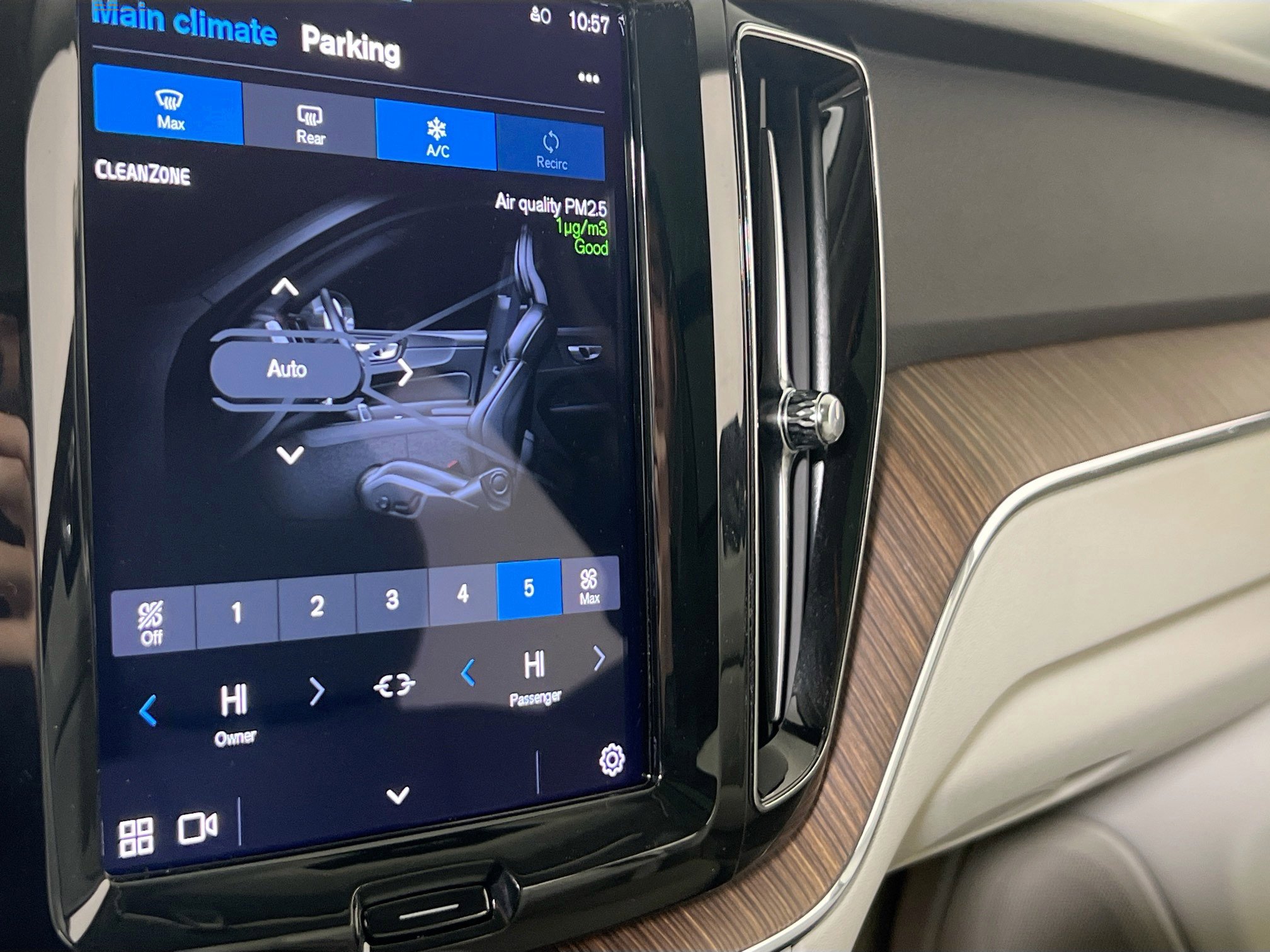 Used 2022 Volvo XC60 B5 Momentum w/ Advanced Package image 16