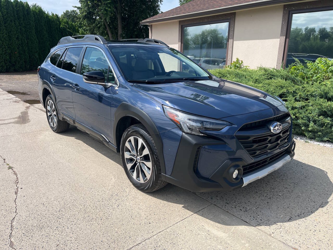 Used 2023 Subaru Outback Limited AWD/4WD image 1