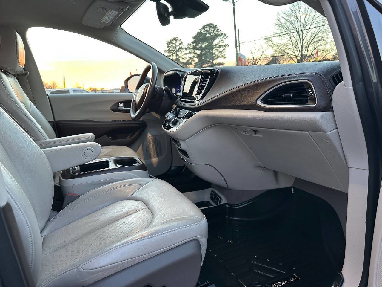 Used 2021 Chrysler Pacifica Touring-L FWD image 8