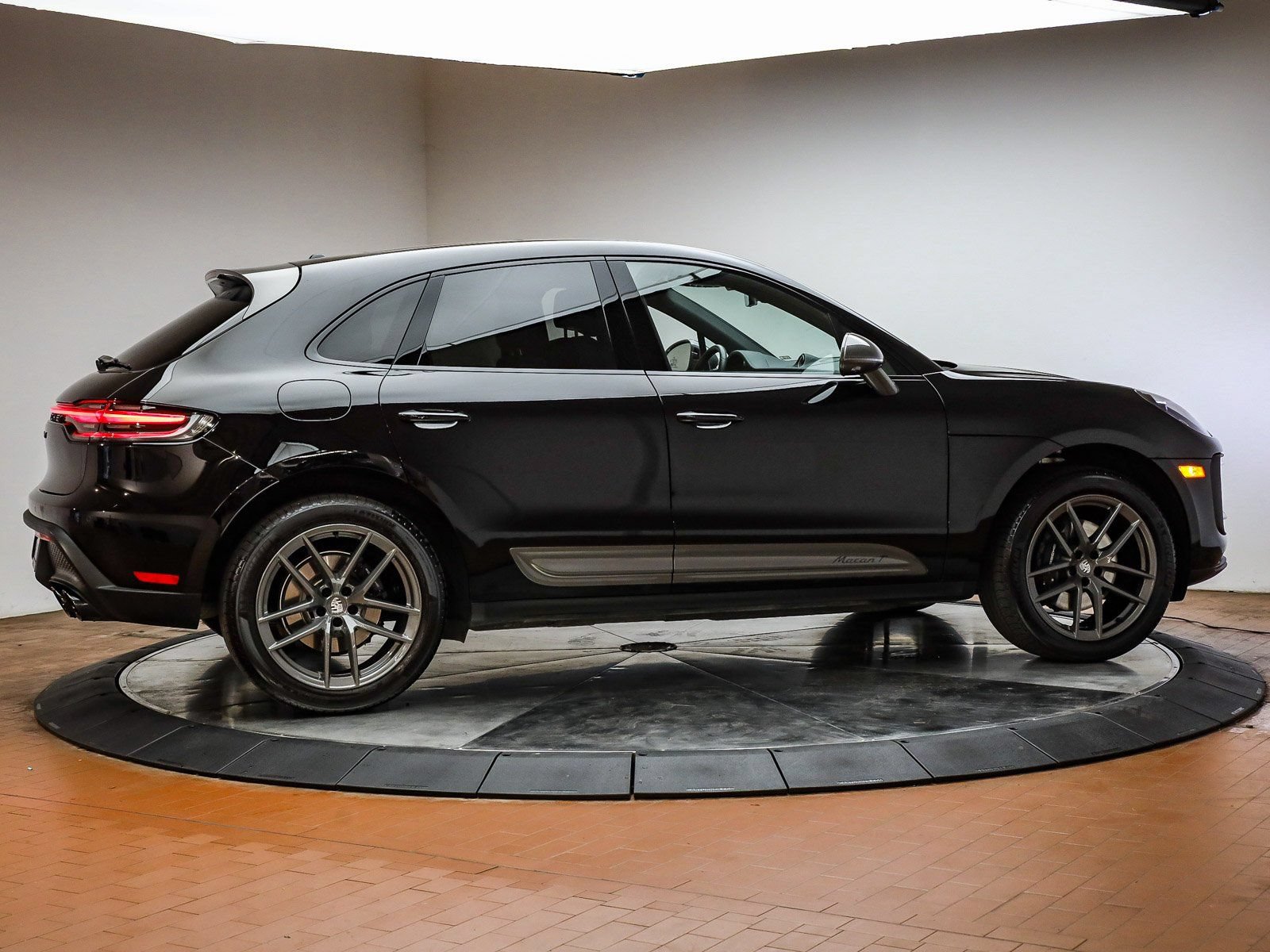 Certified 2025 Porsche Macan Turbo AWD/4WD image 6