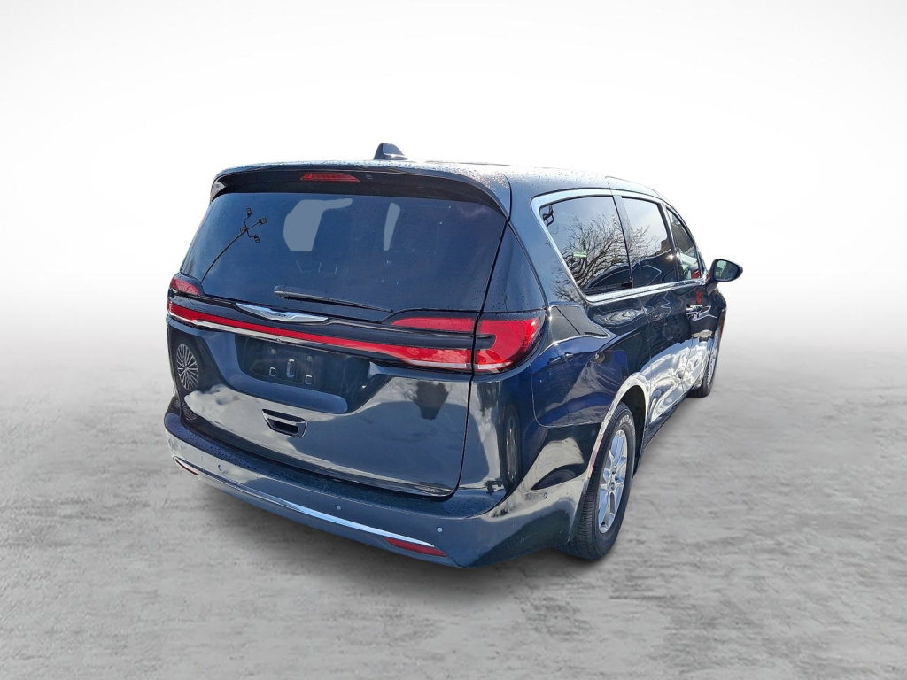 Used 2023 Chrysler Pacifica Touring-L image 3