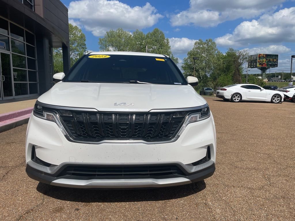 Used 2023 Kia Carnival LX image 1