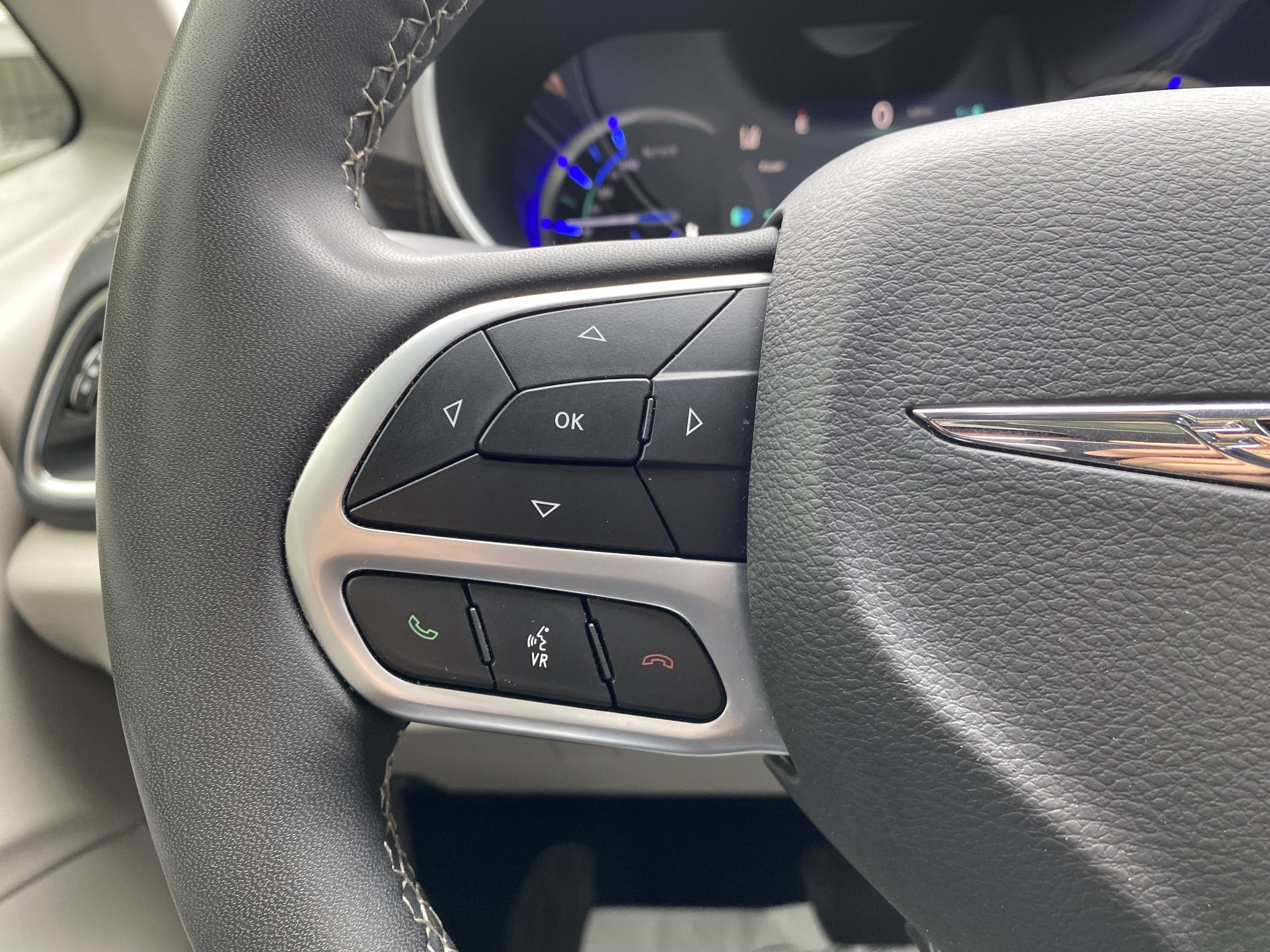 Used 2023 Chrysler Pacifica Limited FWD image 19