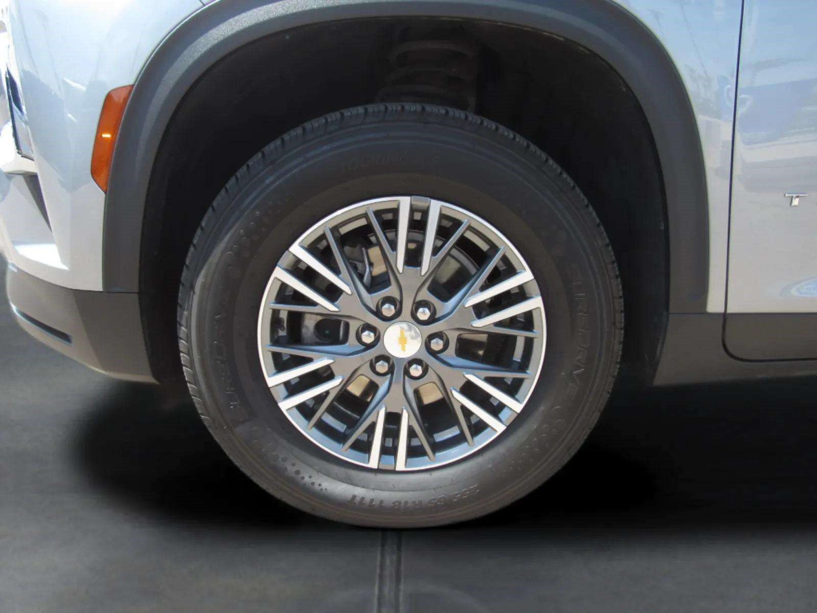 Used 2025 Chevrolet Traverse LT FWD image 4