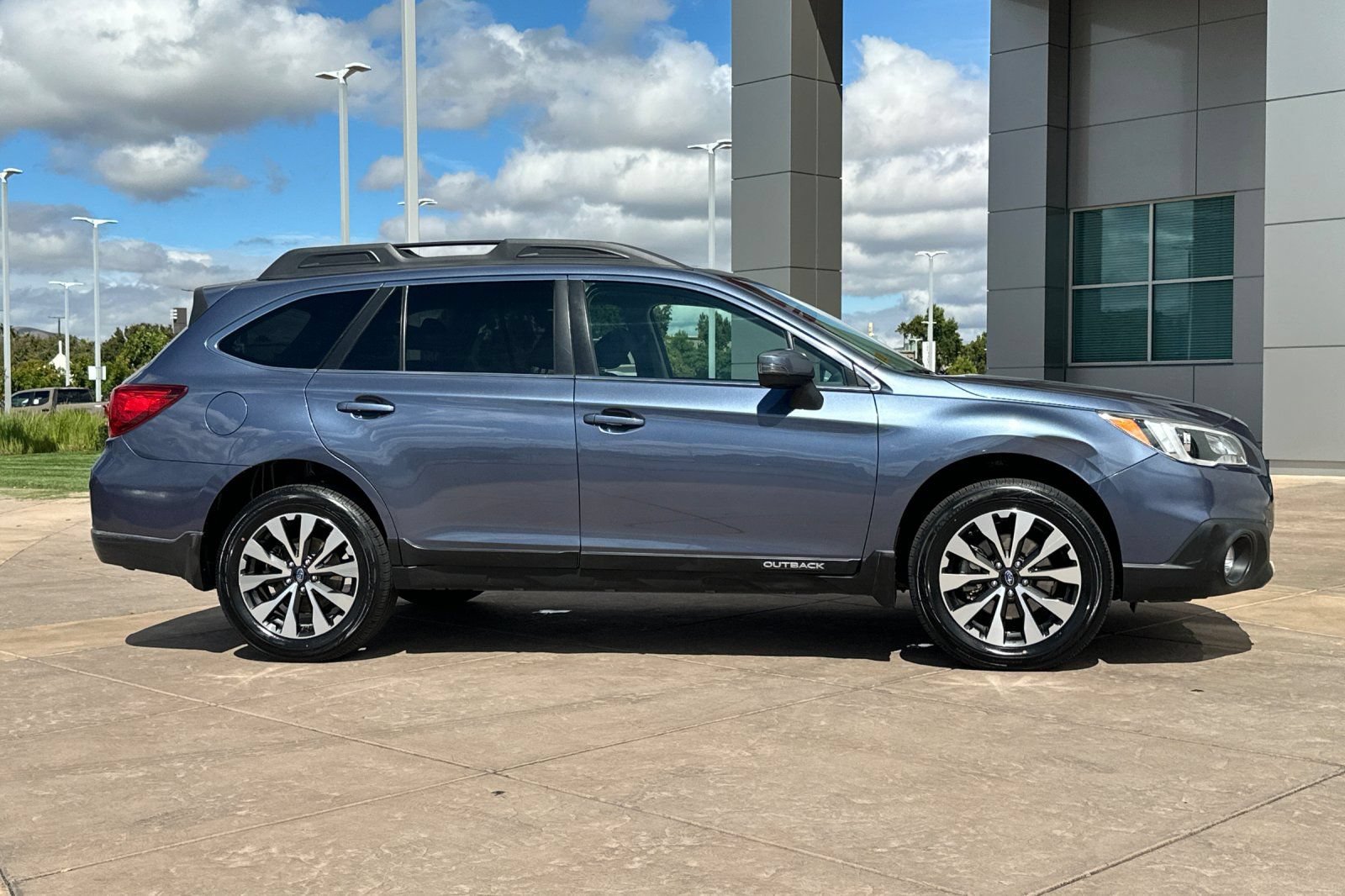 Used 2017 Subaru Outback 3.6R Limited AWD/4WD image 3