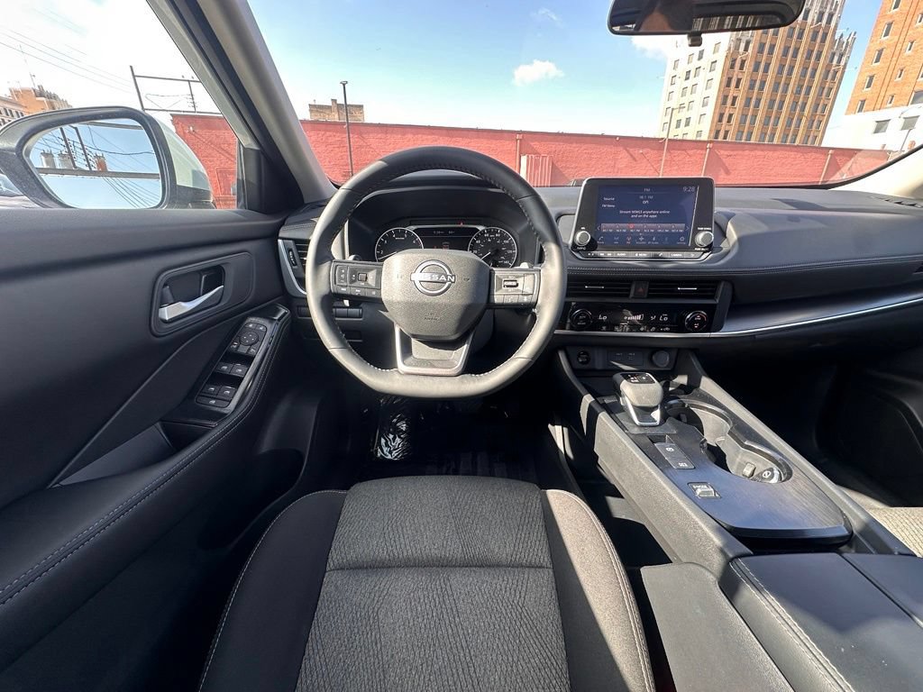 Certified 2025 Nissan Rogue SV FWD image 17