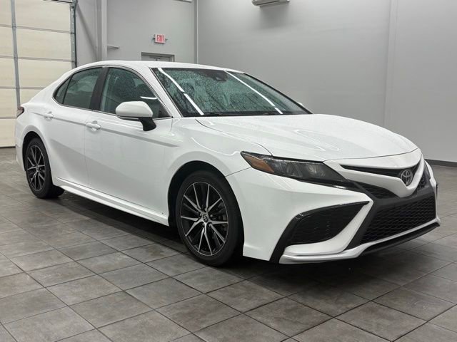 Used 2022 Toyota Camry SE FWD image 1