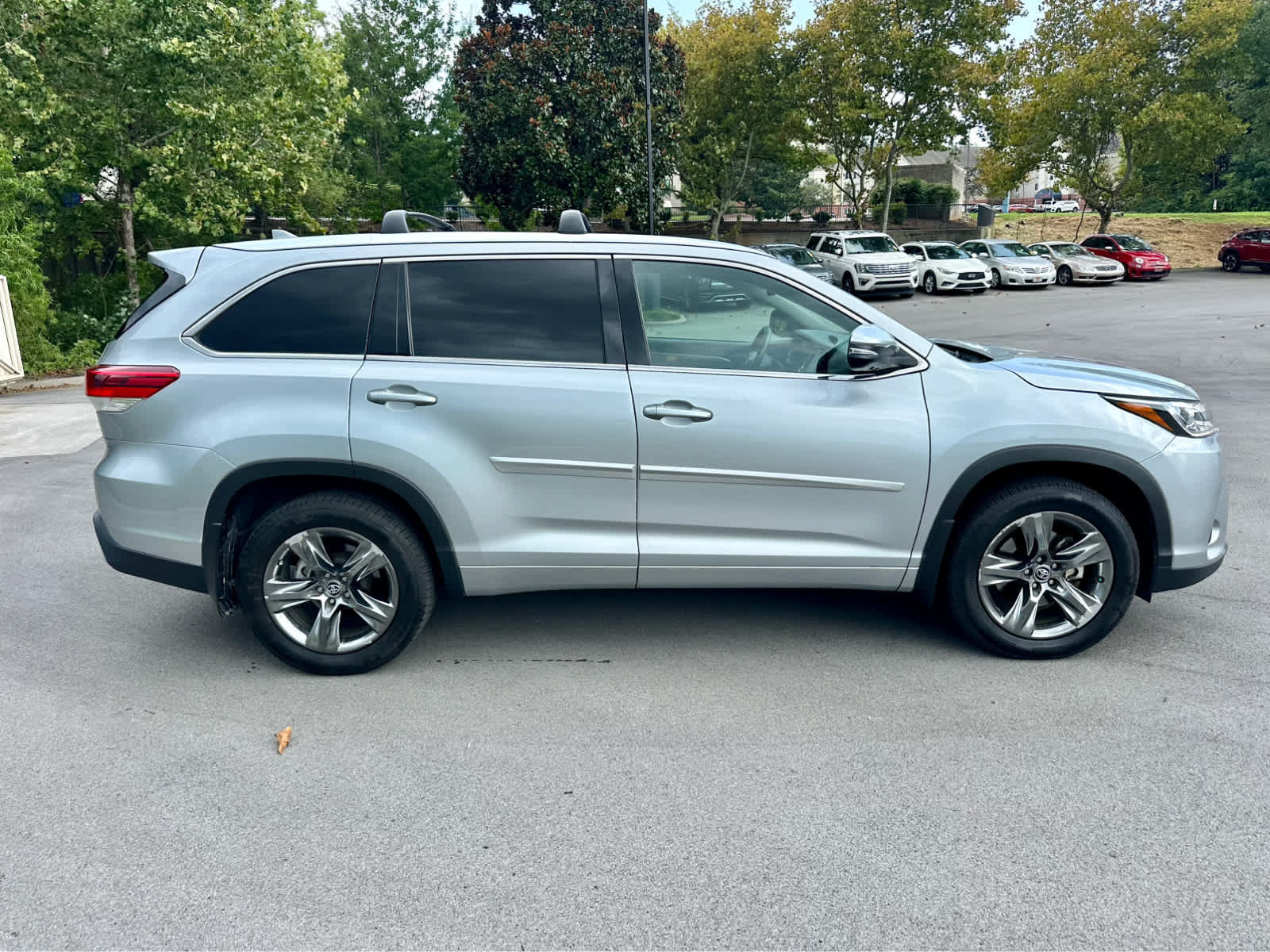 Used 2017 Toyota Highlander Limited Platinum AWD/4WD image 4