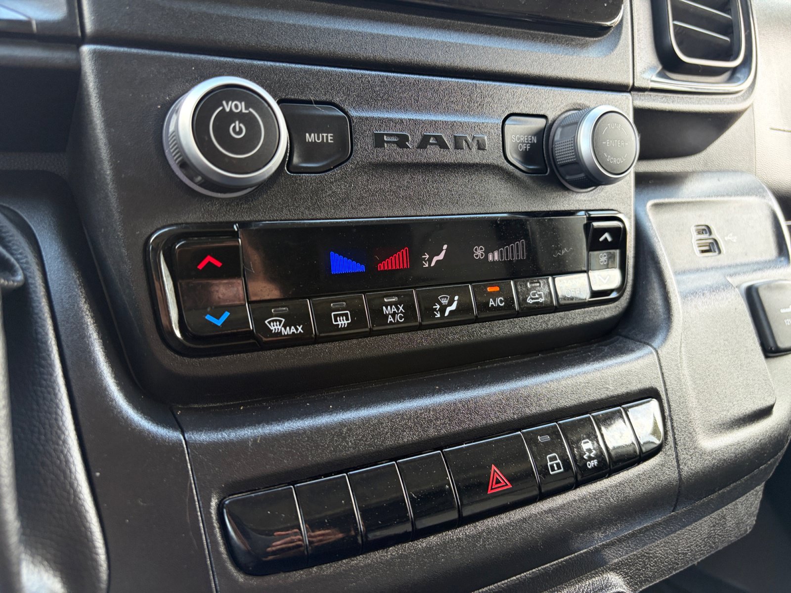 Used 2023 RAM ProMaster 2500 FWD image 16