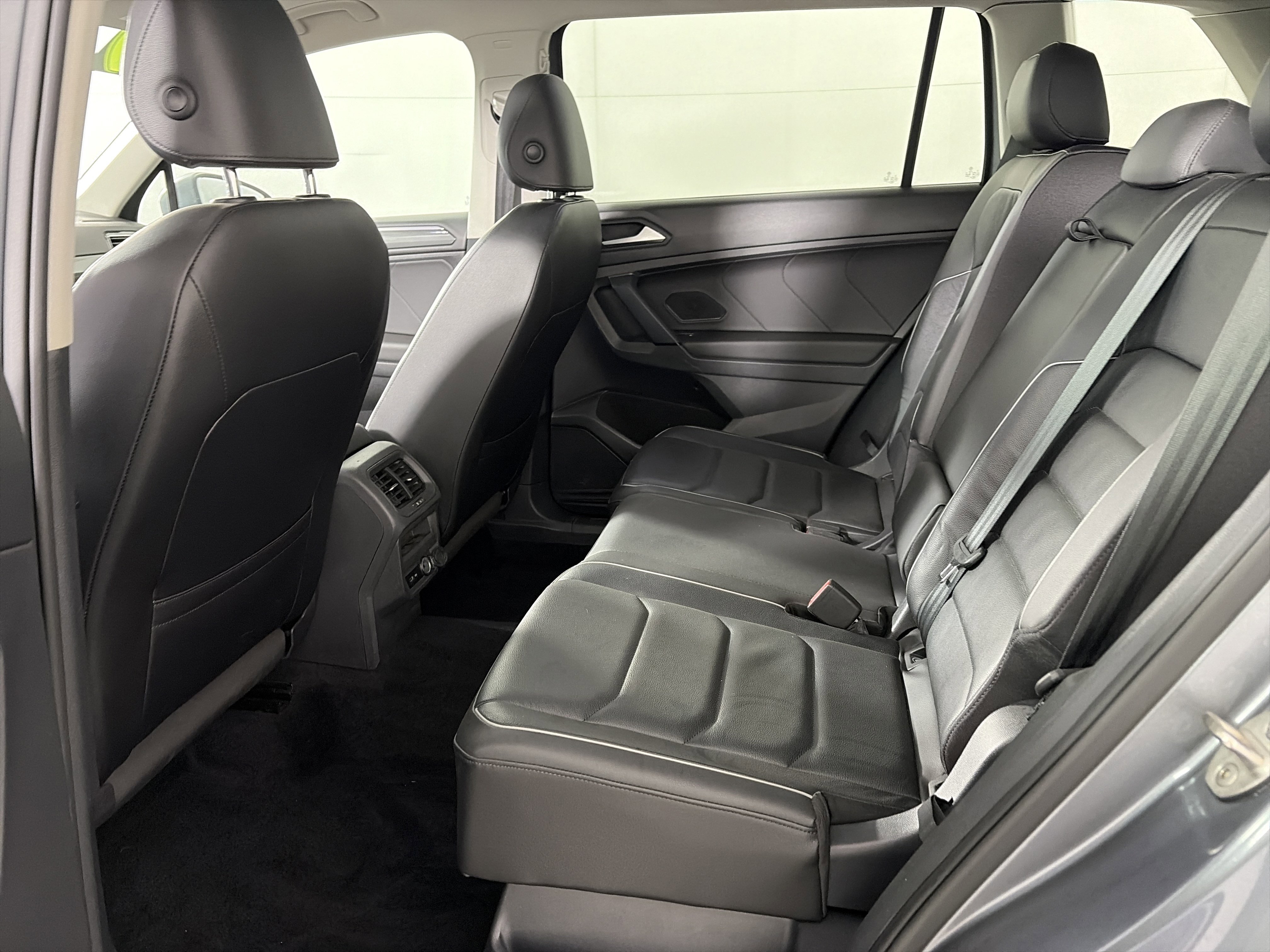 Used 2019 Volkswagen Tiguan SEL Premium image 13