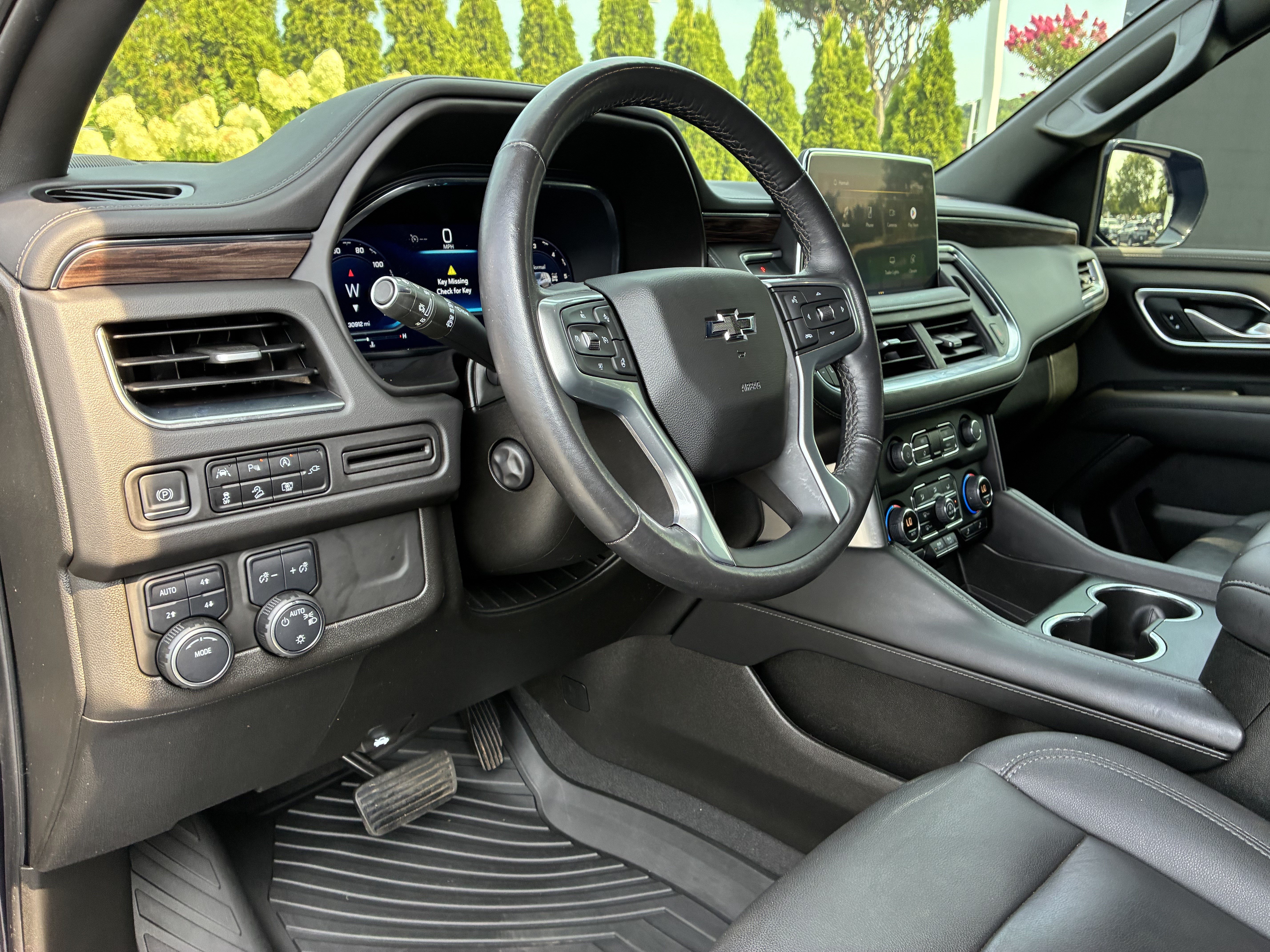 Used 2022 Chevrolet Tahoe Z71 w/ Luxury Package AWD/4WD image 17