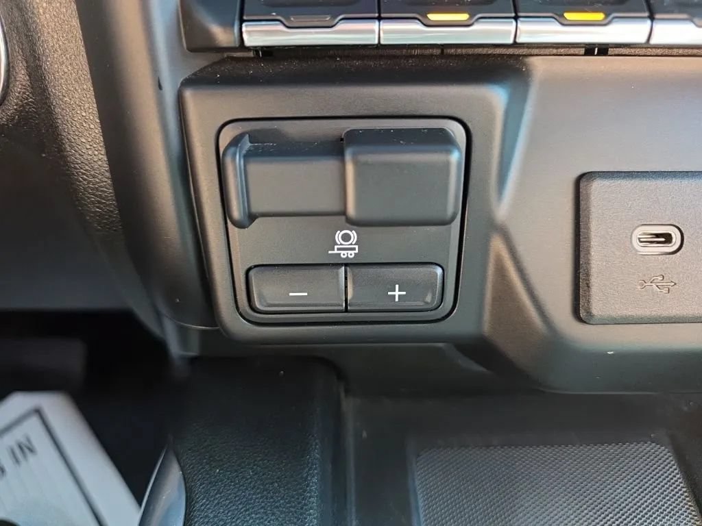 Used 2020 Chevrolet Silverado 1500 High Country w/ Technology Package AWD/4WD image 33