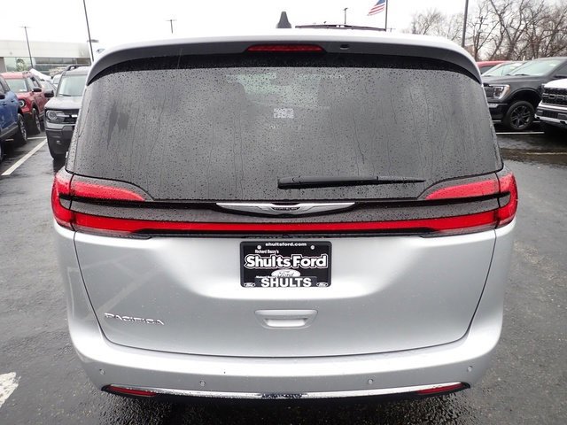 Used 2024 Chrysler Pacifica Touring-L image 7