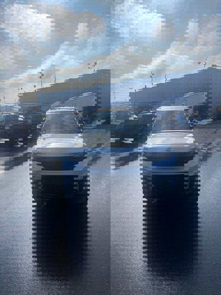 Used 2024 Jeep Grand Cherokee L Laredo image 2