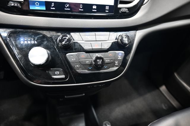 Used 2025 Chrysler Pacifica Select image 17