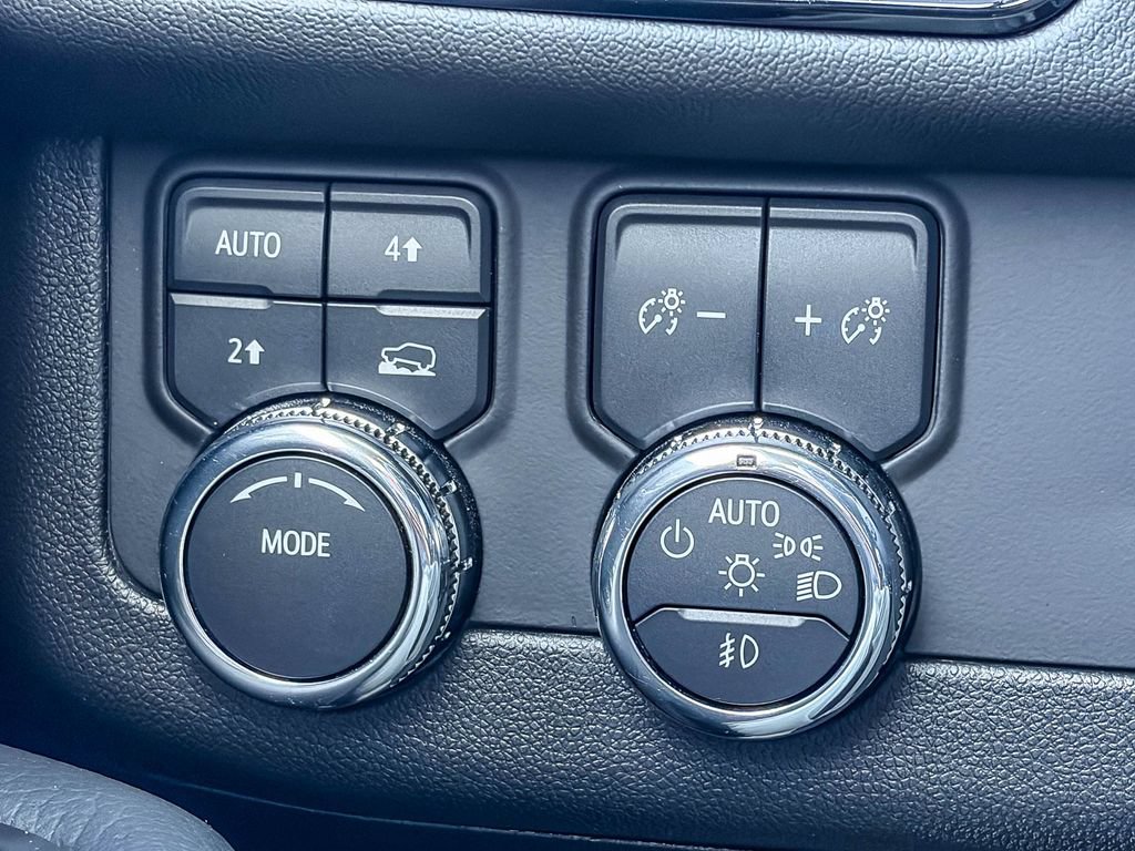 Used 2025 GMC Yukon Denali w/ Sun & Power Step Package AWD/4WD image 50